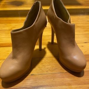 Nine west size 8 heeled boot